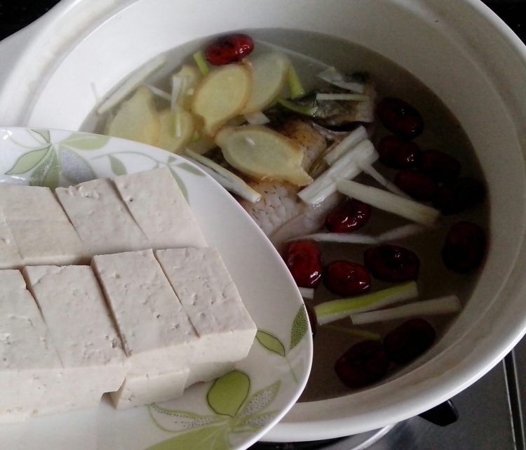 红枣豆腐鲫鱼汤步骤9