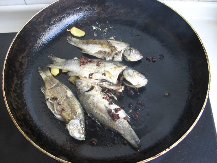 芹香豆瓣鲫鱼步骤5