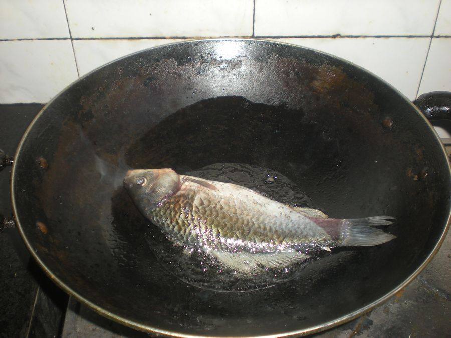 黄豆煮鱼步骤3