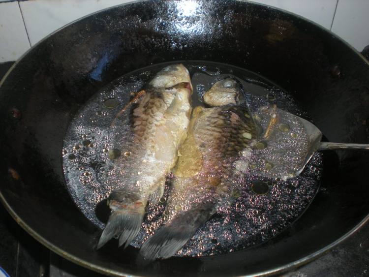 黄豆煮鱼步骤5