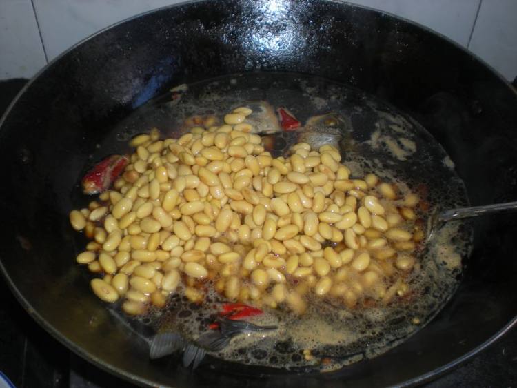 黄豆煮鱼步骤11