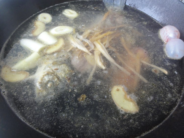 黄花菜鲫鱼汤步骤7