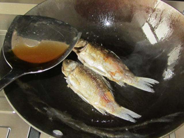 莲仁鲫鱼汤步骤7