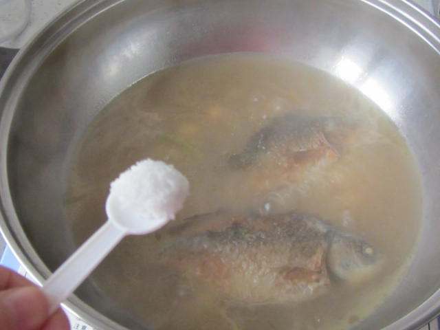莲仁鲫鱼汤步骤12