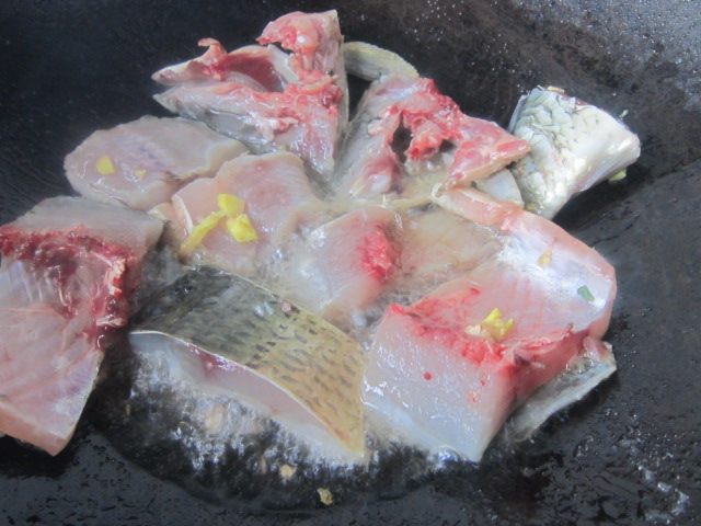 爆椒烧鲫鱼步骤8