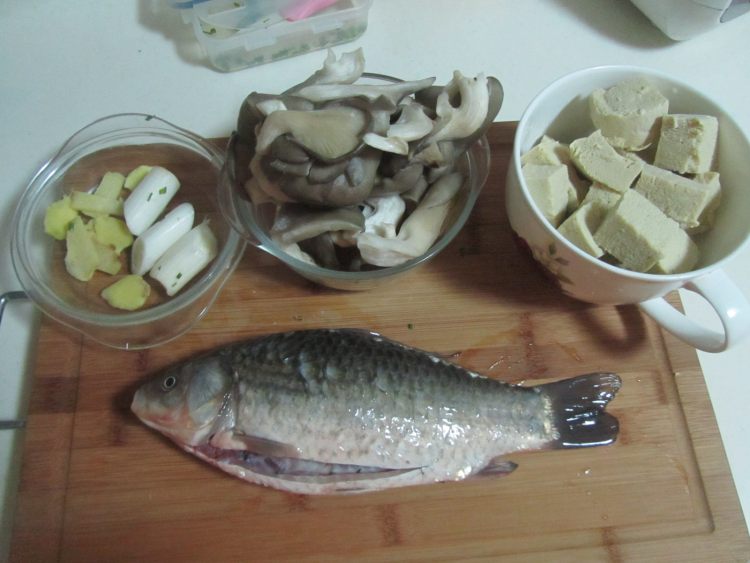 豆腐蘑菇炖鲫鱼步骤1