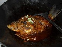 黄花菜烧鲫鱼步骤6