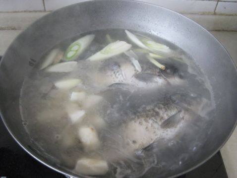 马蹄豆腐鲫鱼汤步骤4
