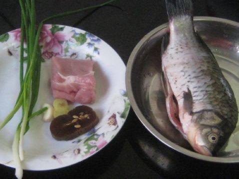 包瓜肉糜嵌鲫鱼步骤1