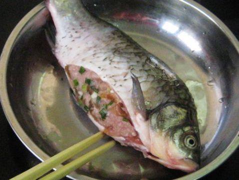 包瓜肉糜嵌鲫鱼步骤3