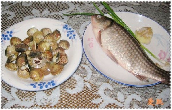 蛤蜊汆鲫鱼步骤1