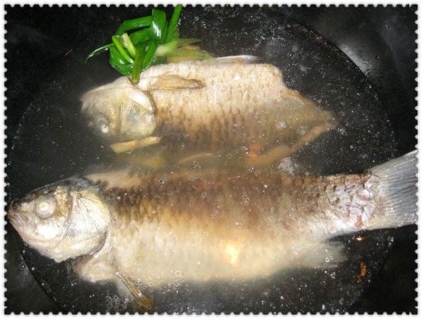 蛤蜊汆鲫鱼步骤4