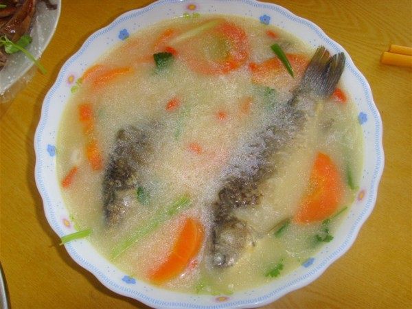 鲫鱼胡萝卜汤步骤4