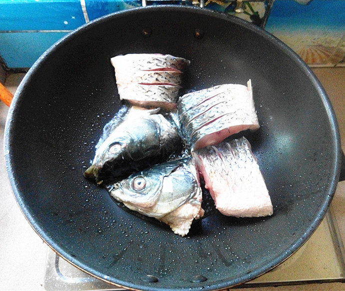 有机酸菜炖鱼步骤3