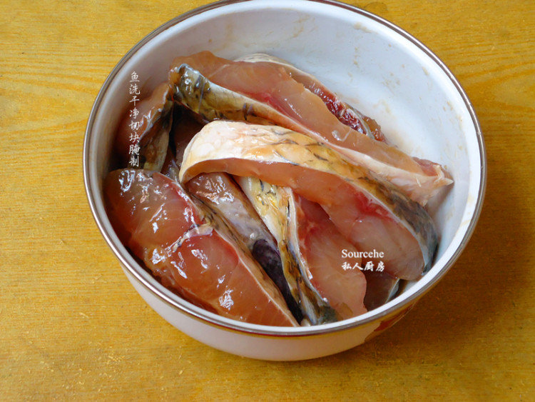 冬笋焖鱼步骤1