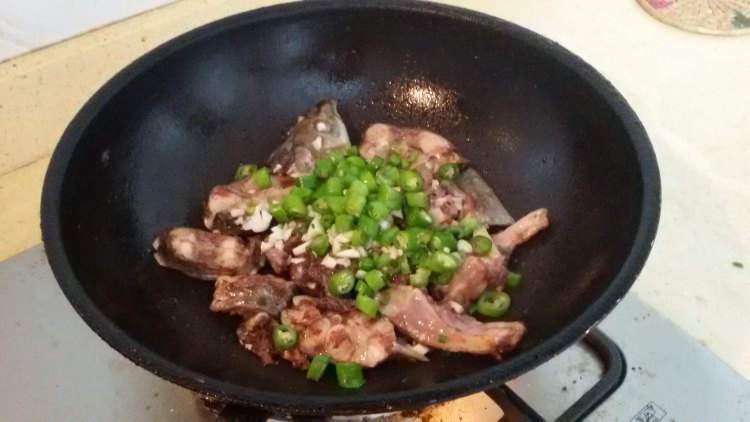 农家炒鱼块步骤8