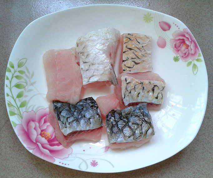 白花菜烧鱼块步骤1