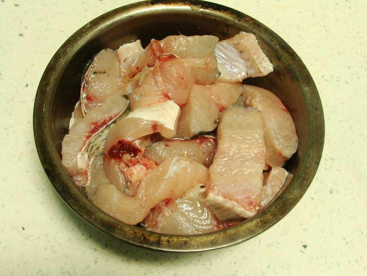 家常烧草鱼块步骤1