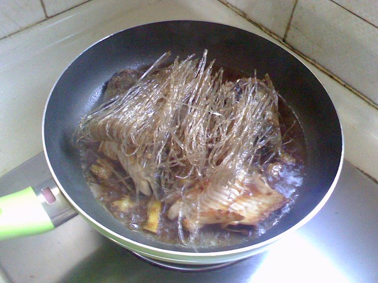 粉条炖草鱼步骤6