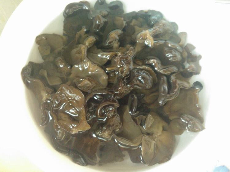黑木耳炖鱼步骤2