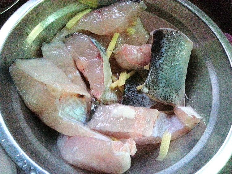 酥炸草鱼步骤1
