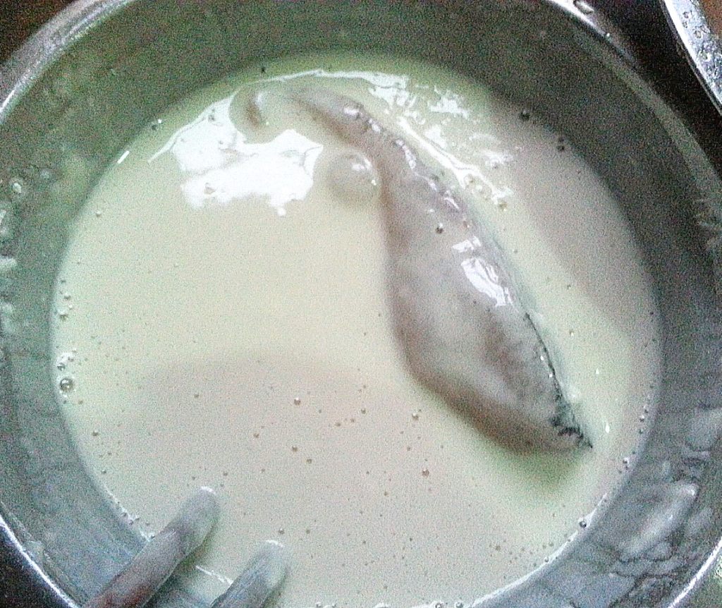 酥炸草鱼步骤2