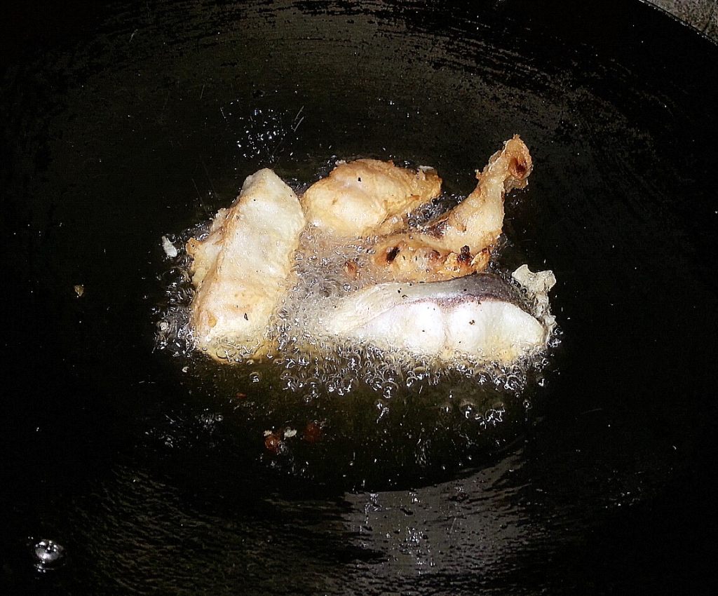 酥炸草鱼步骤5
