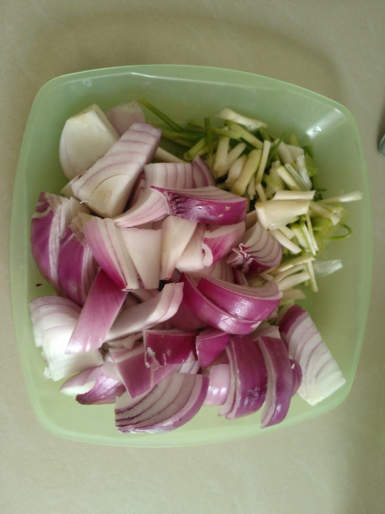 菌菇炖草鱼步骤1