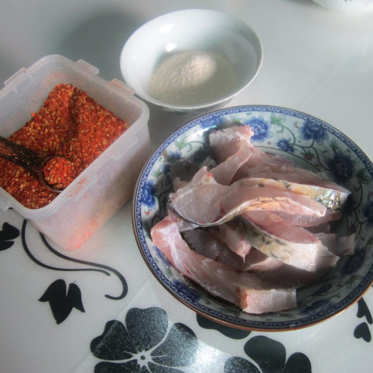 辣椒面米粉鱼步骤2