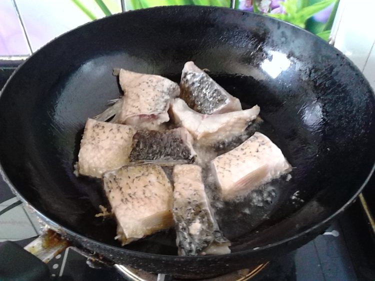 香菇炖草鱼块步骤6