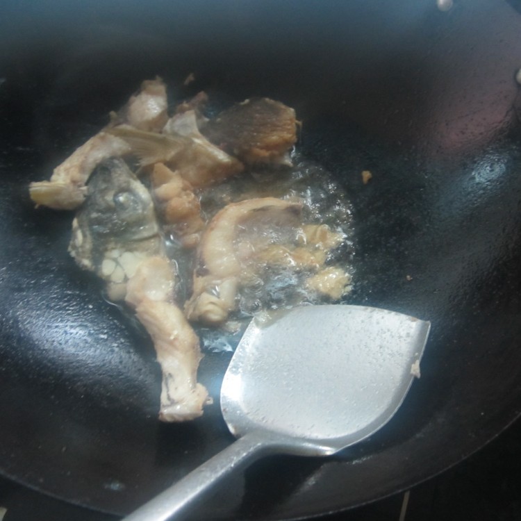 腐乳萝卜丝煮鱼步骤7