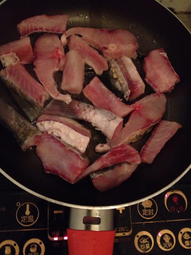 蚝汁焖草鱼步骤2