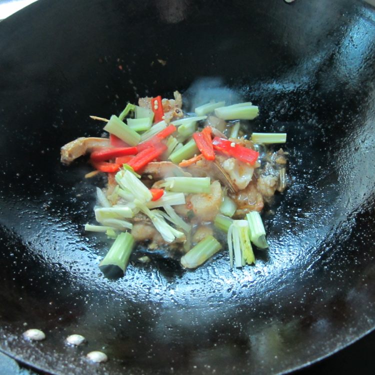 西芹红烧鱼步骤7