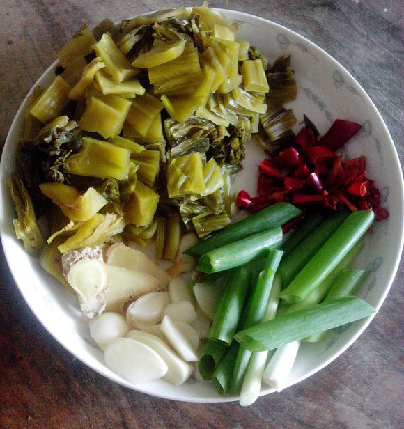 酸菜豆皮炖鱼步骤1
