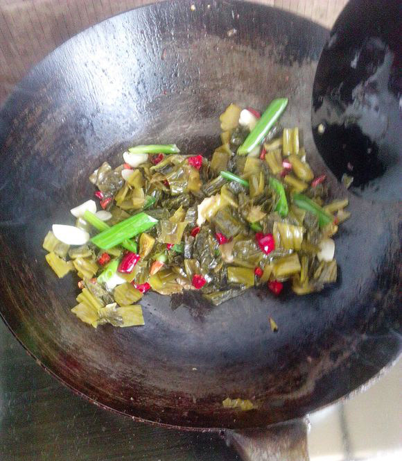 酸菜豆皮炖鱼步骤6