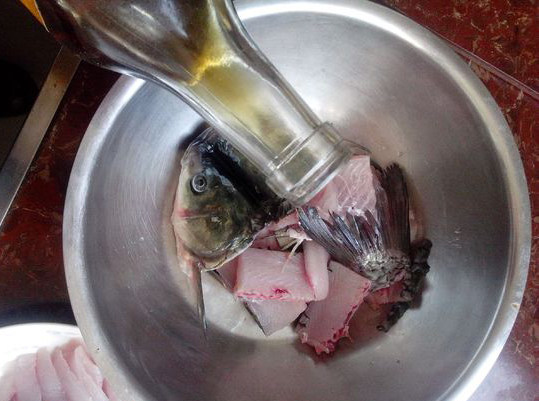 酸菜豆皮炖鱼步骤4