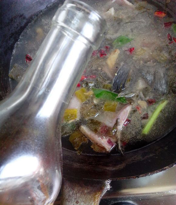 酸菜豆皮炖鱼步骤8