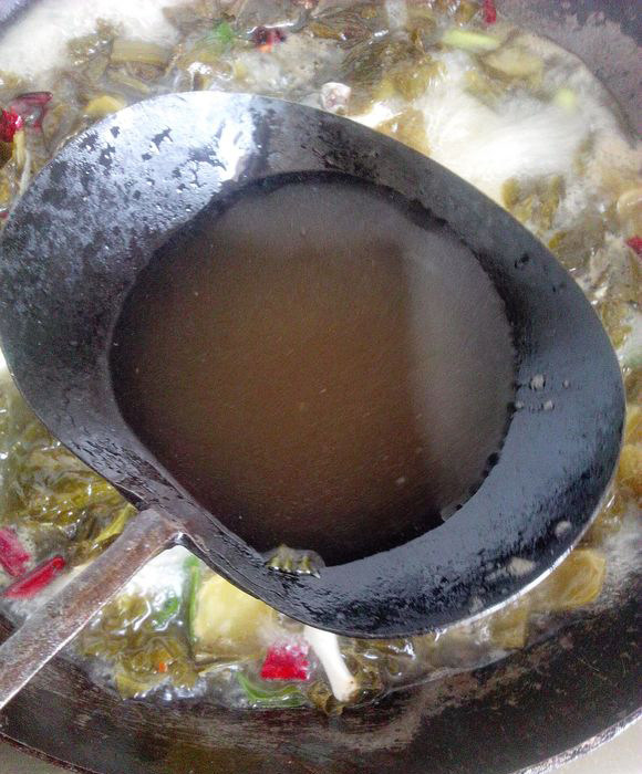 酸菜豆皮炖鱼步骤11