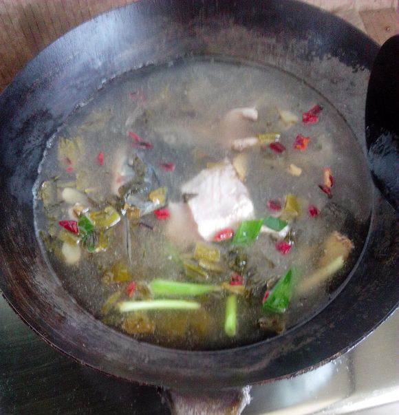 酸菜豆皮炖鱼步骤7