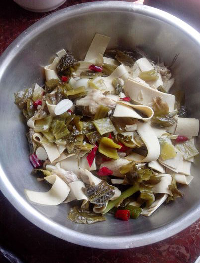 酸菜豆皮炖鱼步骤12