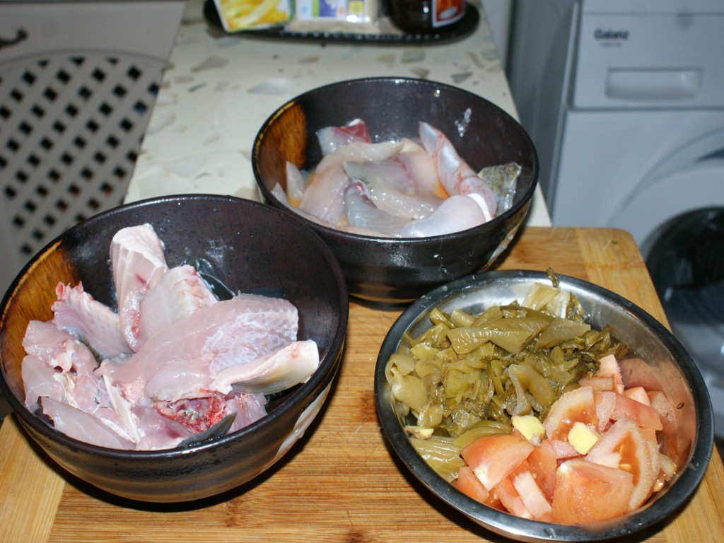 番茄酸菜鱼步骤1
