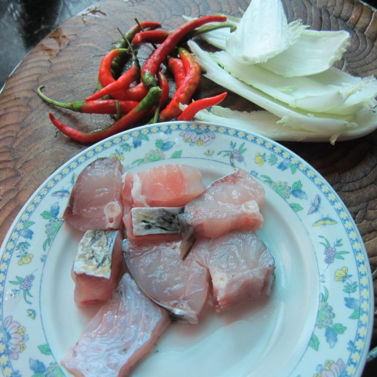 白菜丝煮鱼步骤1