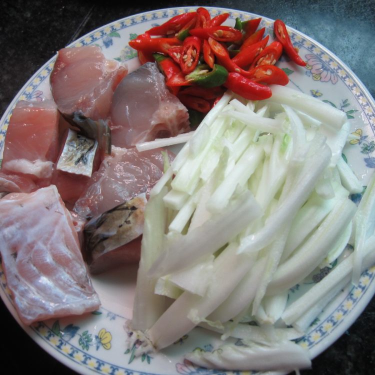 白菜丝煮鱼步骤2