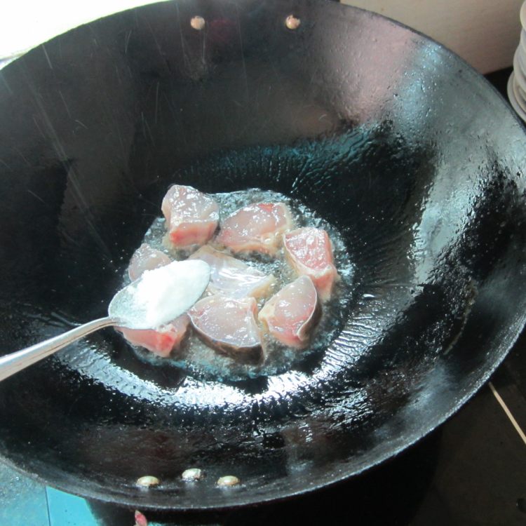 白菜丝煮鱼步骤4
