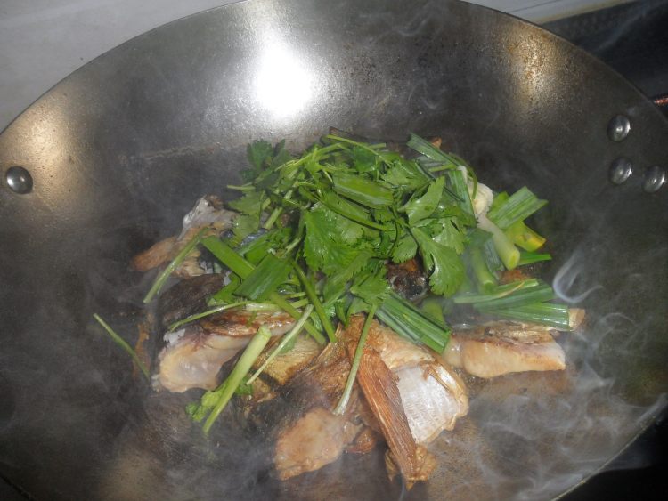 蒜苗烧草鱼步骤5