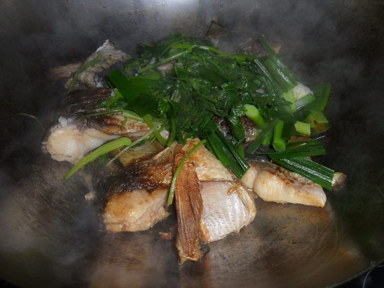 蒜苗烧草鱼步骤6