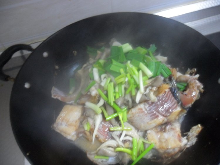 平菇烧草鱼步骤5