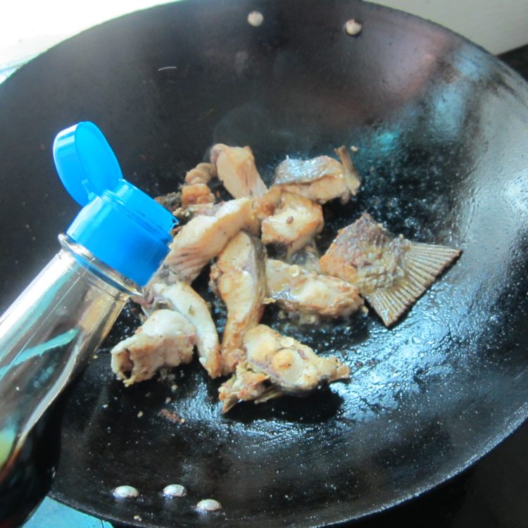 扁豆煮鱼步骤7
