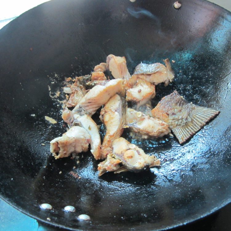 扁豆煮鱼步骤6