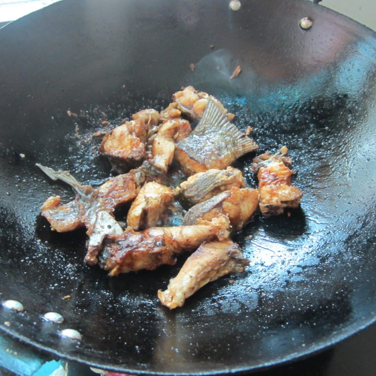 扁豆煮鱼步骤8